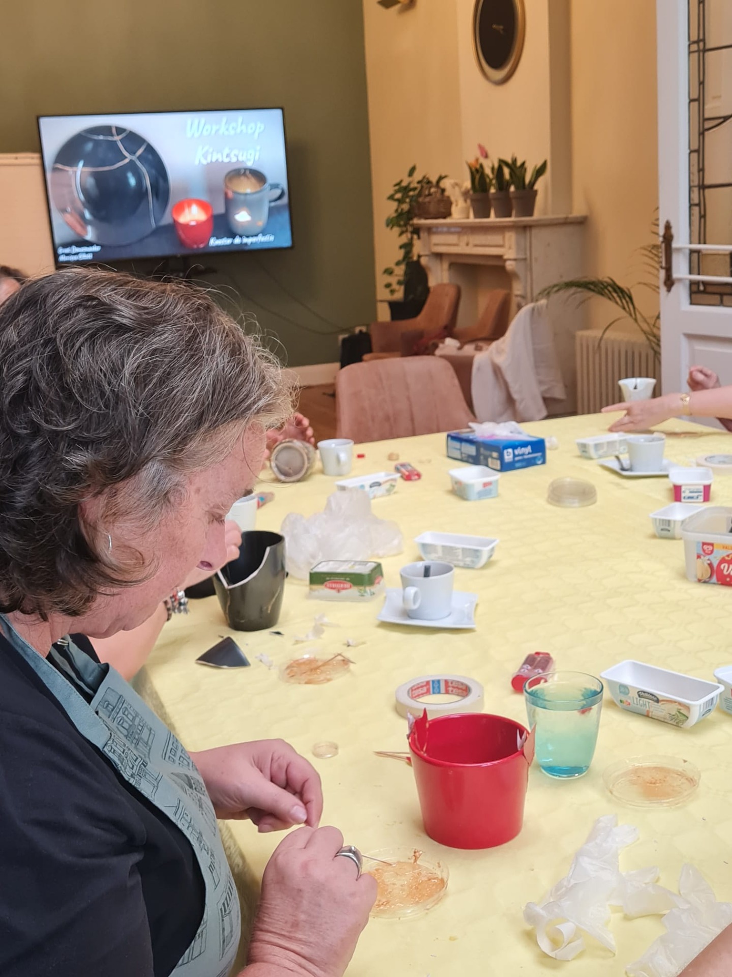 Vrouwen zitten aan een gedekte tafel tijdens een workshop Kinstugi.